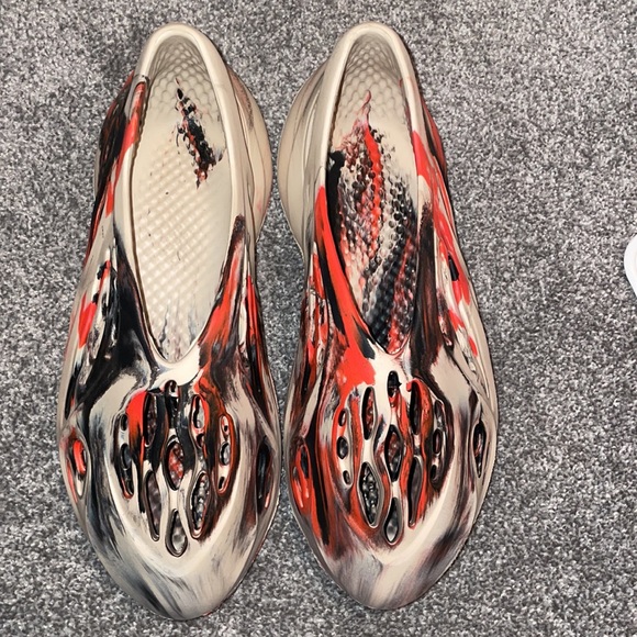 Yezzy - Picture 3 of 7